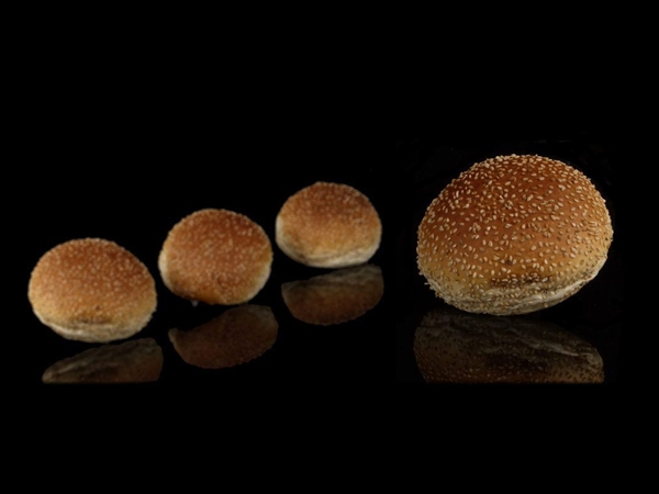 Witte broodjes sesam