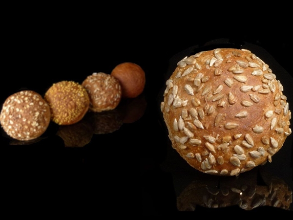 Bruine broodjes zonnebloempitten