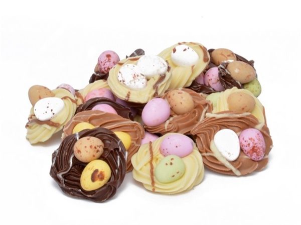 bakje met chocolade nestjes